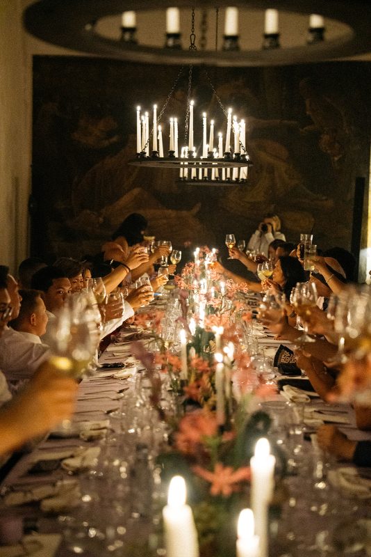 Brindis de todos los invitados que hay en la mesa