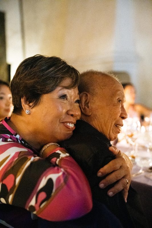Laura y George sonrien fundidos en un abrazo