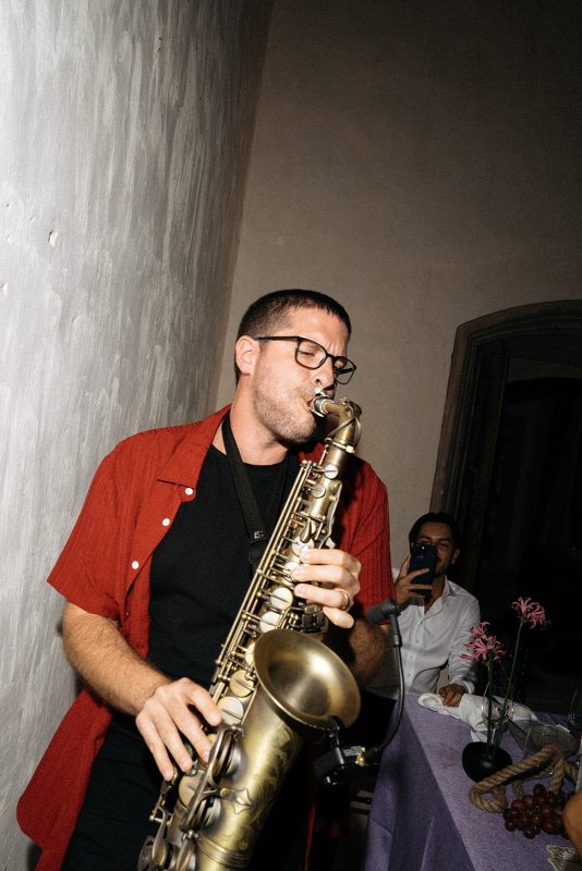 Saxofonista tocando en directo durante la cena